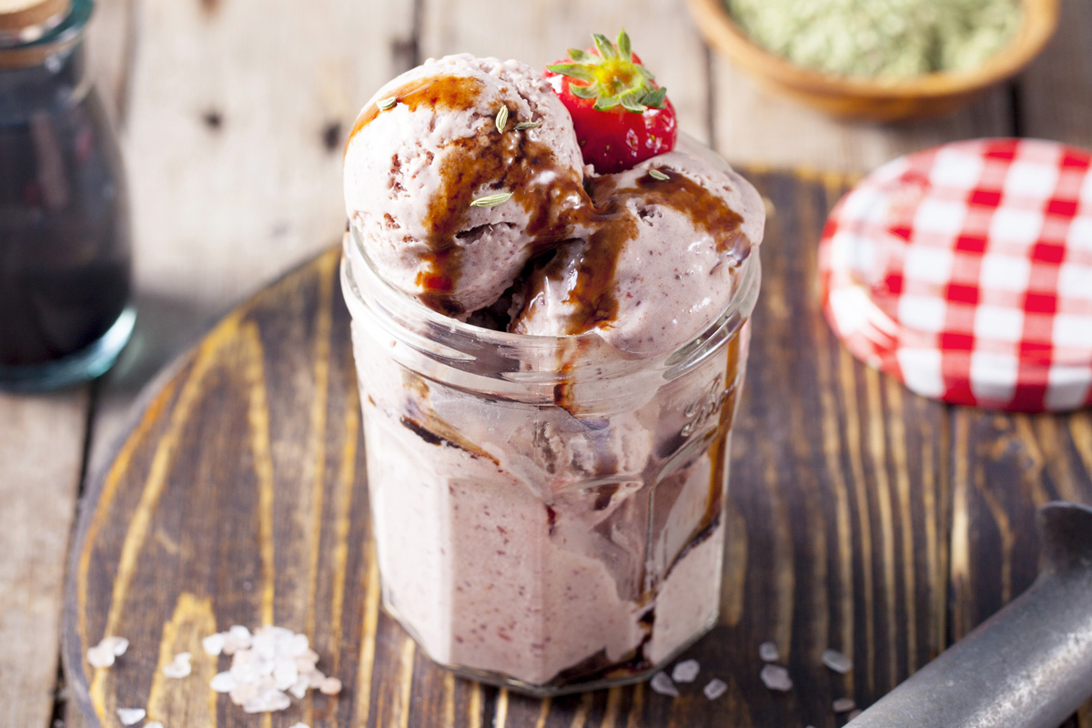 Helado con pastelito de chocolate